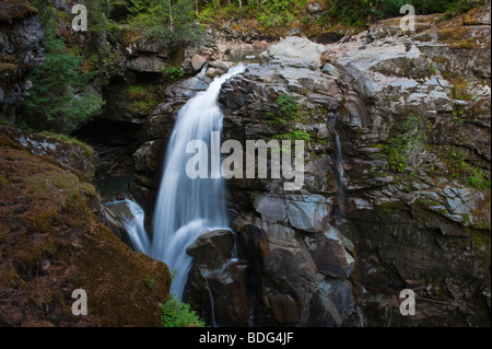 Nooksack Falls si trova lungo il Mt. Baker autostrada sul modo per la ski area e Mt. Shuksan nel nord-ovest dello Stato di Washington. Foto Stock