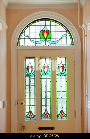 In stile vittoriano porta anteriore con vetro macchiato Foto Stock
