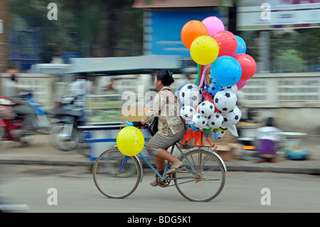 Venditore di palloncino su una bicicletta, Cambogia, Asia Foto Stock