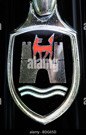 Wolfsburg stemma del logo di impianti Volkswagen a Wolfsburg, su un vecchio VW Beetle, Germania Foto Stock