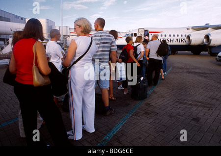 L' Aeroporto di Gatwick Inghilterra i passeggeri in attesa di accodamento a salire a bordo del velivolo Foto Stock