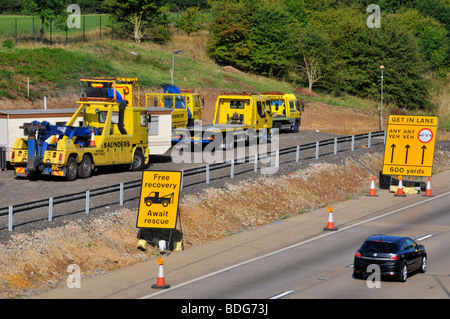 M25 Autostrada roadworks libera ripartizione di recupero degli equipaggi durante l allargamento della carreggiata Foto Stock