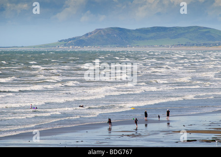 La gente camminare sulla spiaggia di Borth, Cardigan Bay costa, Ceredigion , west wales UK Foto Stock