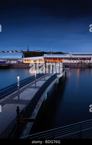 Crepuscolo crepuscolo oltre il Gateway celtica passerella che collega Holyhead con la stazione ferroviaria, Anglesey north Wales UK Foto Stock