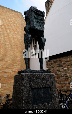 Scultura di Talos, leggendario uomo di bronzo, da Michael Ayrton, in Guildhall PLACE, Cambridge Inghilterra REGNO UNITO Foto Stock