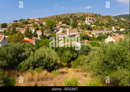 Vista sul pittoresco villaggio di Assos sul Mediterraneo greca isola di Cefalonia in Grecia GR Foto Stock