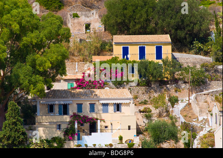 Vista sul pittoresco villaggio di Assos sul Mediterraneo greca isola di Cefalonia in Grecia GR Foto Stock