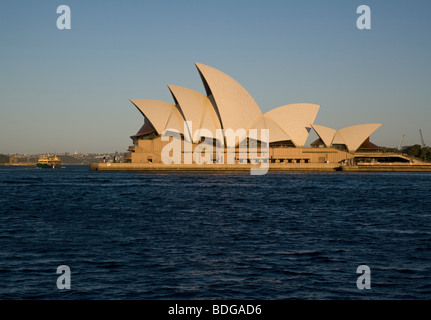 Australia, NSW, Sydney, Sydney Cove, vista della Sydney Opera House at Bennelong Point Foto Stock