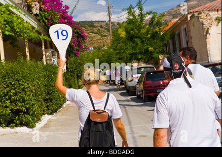 Organizzati tour di gruppo con guida 19 camminando attraverso il villaggio di Assos sul Mediterraneo greca isola di Cefalonia in Grecia GR Foto Stock