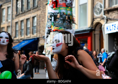 Le ragazze a promuovere i loro show in Edinburgh Fringe Festival Foto Stock