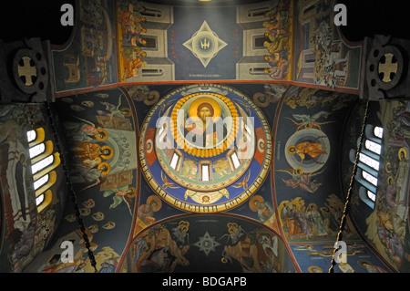 Lubiana, Slovenia. Chiesa serbo-ortodossa dei Santi Cirillo e Metodio. Interno, soffitto Foto Stock