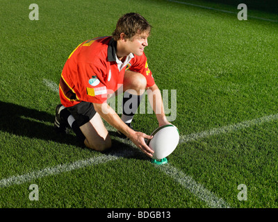 Giocatore di Rugby mettendo la sfera Foto Stock