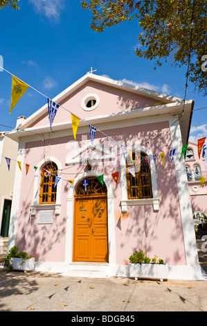 La chiesa edificio nel centro del villaggio di Assos sul Mediterraneo greca isola di Cefalonia in Grecia GR Foto Stock