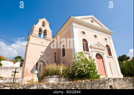 Edificio della chiesa con campanile separato nel centro del villaggio di Assos sul Mediterraneo greca isola di Cefalonia in Grecia GR Foto Stock