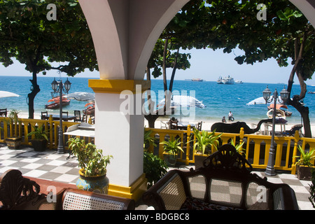 Il Tembo House Hotel Situato nel cuore della città di pietra sul lungomare. Un vecchio edificio coloniale popolare con i turisti a Zanzibar. Foto Stock