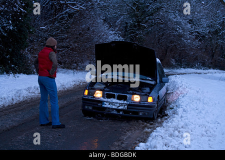 Le donne sul suo proprio ripartiti nella neve, intrecciato cercando di farla fissa. Foto Stock