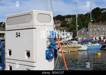 Un gancio elettrico-up per le barche attraccate al porto a Padstow, Padstow, North Cornwall, England, Regno Unito Foto Stock