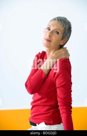 CERVICALGIA IN UNA PERSONA ANZIANA Foto Stock