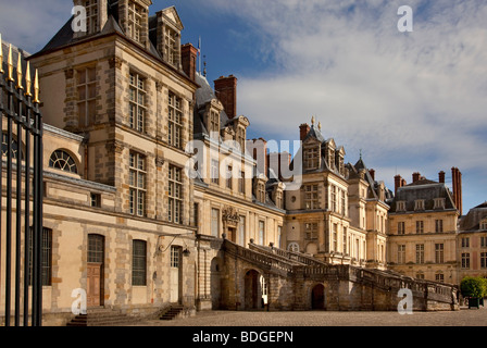 White Horse cortile e la facciata ovest del castello di Fontainebleau, Parigi, Francia Foto Stock