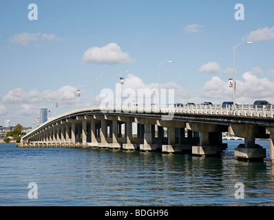 Ponte in attraversamento di Miami da South Beach di Miami Downtown Foto Stock