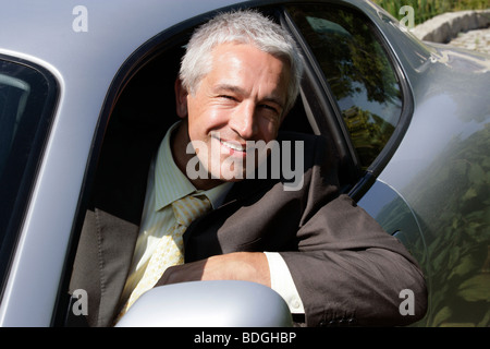 Bello imprenditore maturo in auto Foto Stock