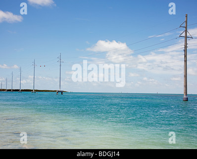 Alimentazione elettrica attraversa il mare a seguito della Florida Keys road bridge Foto Stock