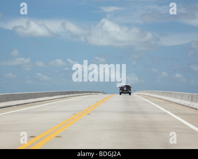 Guida auto su un ponte Foto Stock