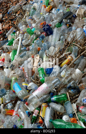 Bottiglie di plastica e di altri rifiuti lavato fino sul Tamigi foreshore Foto Stock