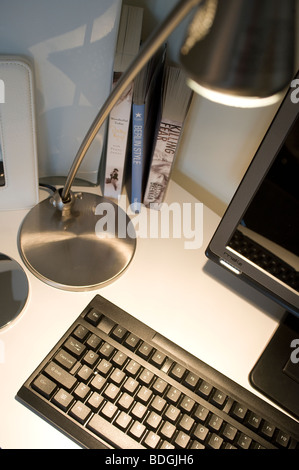 Computer in un ufficio a casa / studio. Foto Stock
