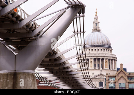 London Millenium Bridge dal Tamigi foreshore in acque basse Foto Stock