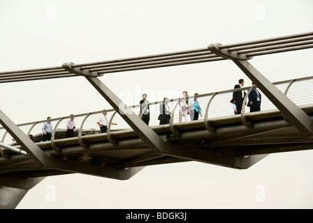 Pedoni cross London Millenium Bridge visto dal Tamigi foreshore in acque basse Foto Stock