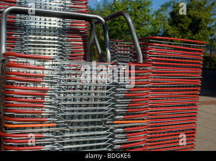 Pile di filo cesti commerciale al di fuori di un supermercato in Inghilterra Foto Stock