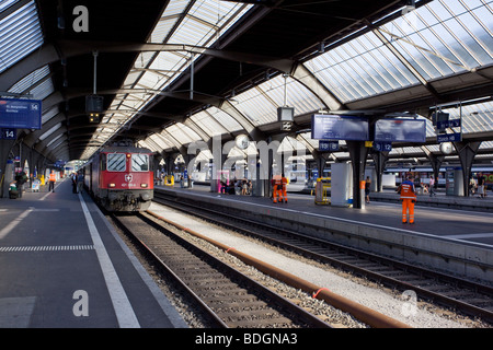 Il treno arriva a Zurigo la principale stazione ferroviaria della Svizzera Foto Stock