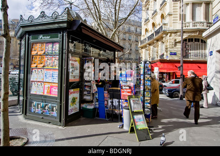 Quotidiani e riviste kiosk su una strada di Parigi Foto Stock