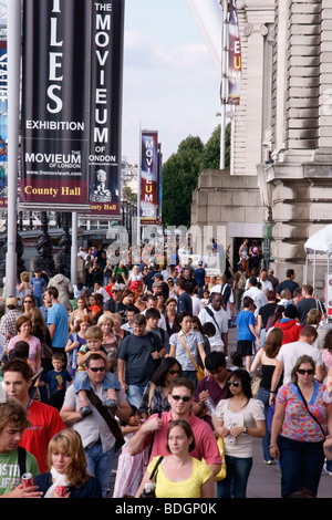 Folle estive affollano la London South Embankment Foto Stock