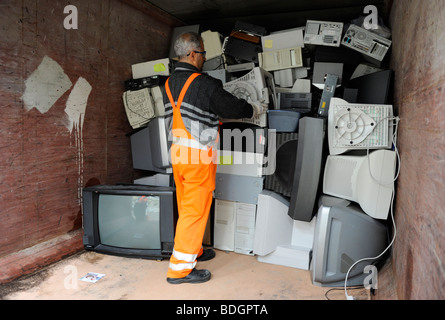 Germania Amburgo la raccolta e il riciclo dei rottami di elettronica al grande pubblico in occasione di riciclare il luogo di raccolta Foto Stock