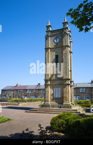 Torre dell'orologio di piazza della città e camminare Northumberland Inghilterra Foto Stock