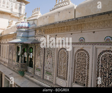 Palazzo di Città, Appartamenti Reali, dagli interni lussuosi,pitture murali e intarsi Udaipur, Rajasthan in India. Foto Stock