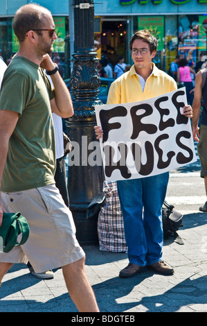 Gruppo di persone offerta Free Hugs per i pedoni. Foto Stock