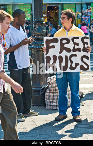 Gruppo di persone offerta Free Hugs per i pedoni. Foto Stock