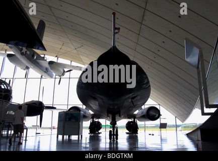 Basso e angolato aspest frontale del Lockheed SR-71 Blackbird ricognizione/ spy aereo,sul display nell'AAM,iwm duxford. Foto Stock