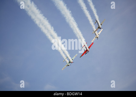 Display di acrobazia aerea di yak nel cielo blu Foto Stock
