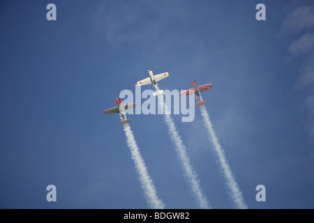 Display di acrobazia aerea di yak nel cielo blu Foto Stock