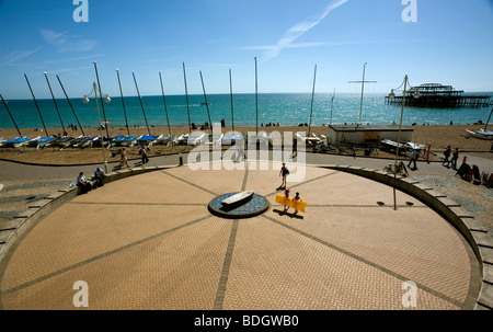 Brighton Inghilterra Gran Bretagna vacanze felici Staycation godere di sole estivo spiaggia calda Blue sky Agosto Foto Stock