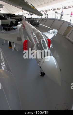 Mcdonnell douglas f-4j fantasma aeromobili,risplende nella sua livrea grigio è in esposizione permanente in th aam,iwm duxford. Foto Stock