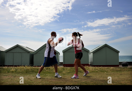 Giovane keep fit boxe insieme sui prati di Hove Brighton SUSSEX REGNO UNITO Foto Stock