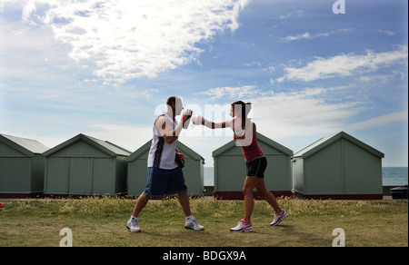 Giovane keep fit boxe insieme sui prati di Hove Brighton SUSSEX REGNO UNITO Foto Stock