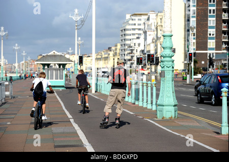 I ciclisti e rollerblader utilizzando le piste ciclabili lungo la Brighton e lungomare Hove Regno Unito Foto Stock