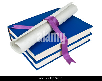 Un diploma con nastro violetto su libri di blu. Isolato su bianco. Foto Stock