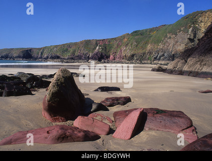 Caerfai Bay vicino a St David's rocce sulla spiaggia sabbiosa Pembrokeshire Coast National Park West Wales UK Foto Stock